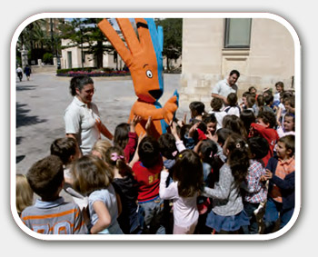 Llumiq rodeado de niños